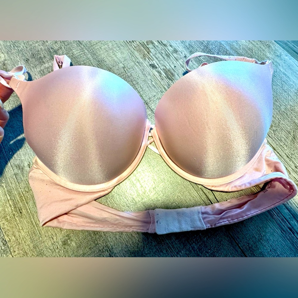 Victoria's Secret bombshell plunge. in pale pink . Size 36B